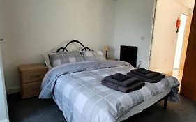 Lovely 1 Bedroom Unit With Free Parking On Site